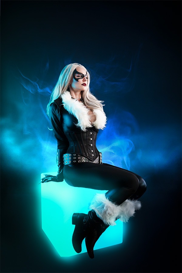 Black Cat Cosplay sitzend 2025